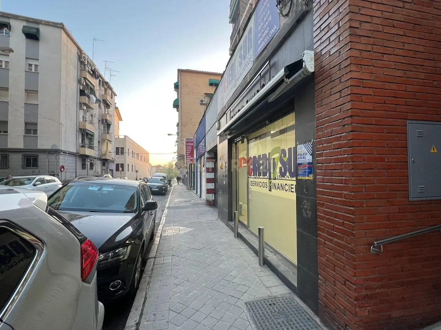Vista exterior de Local en venda en Granada amb Aire condicionat