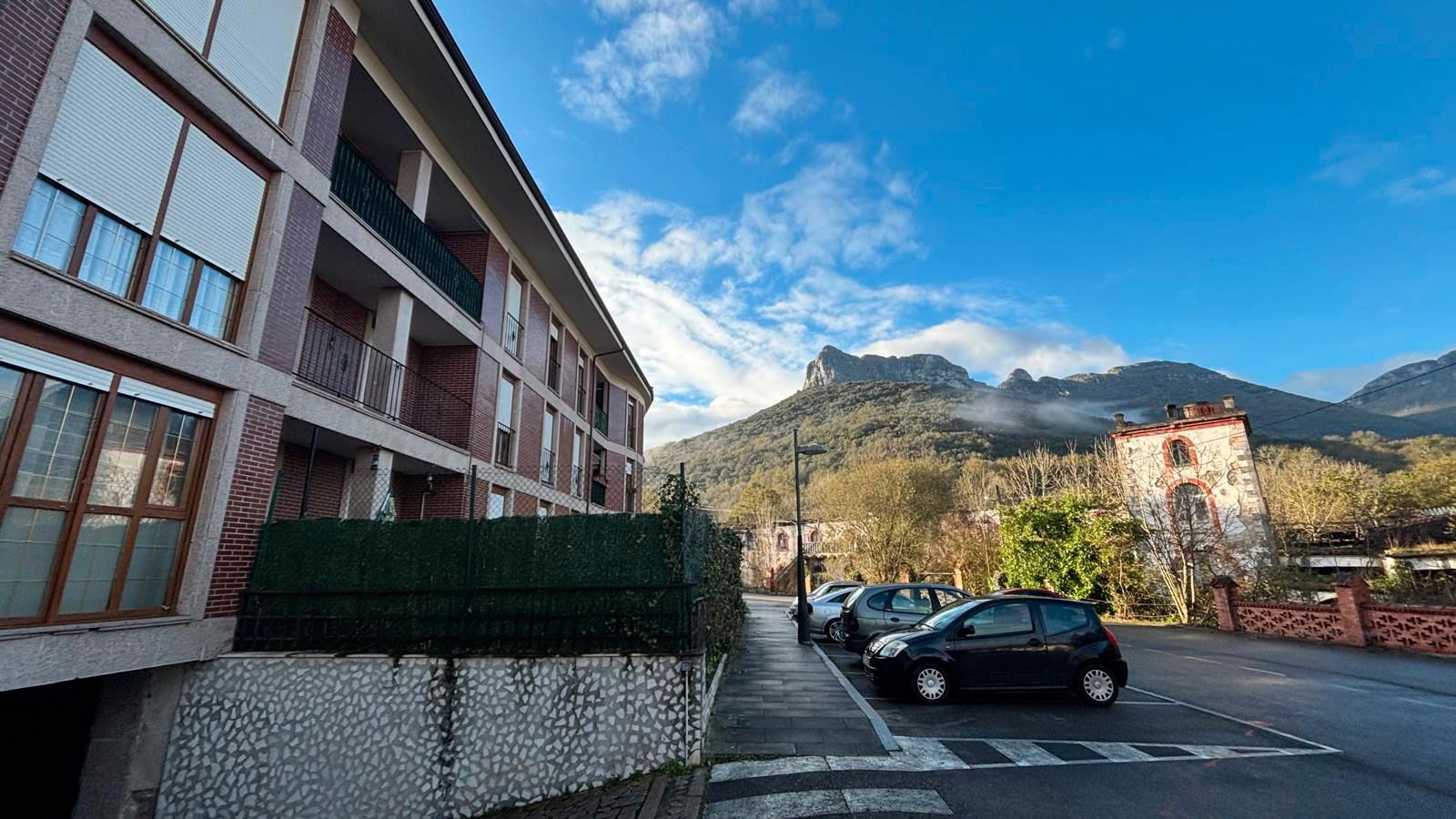 Vista exterior de Pis de lloguer en Ramales de la Victoria amb Calefacció, Jardí privat i Moblat