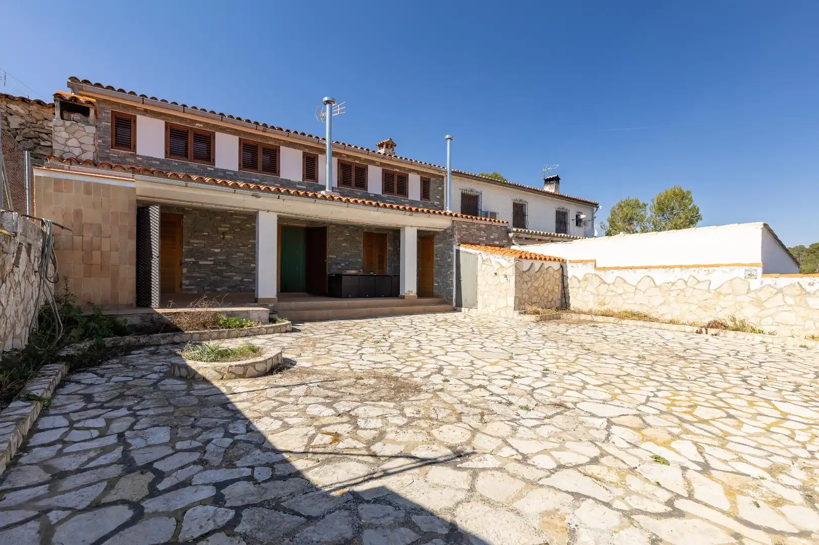 Vista exterior de Casa adosada en venta en Enguera con Calefacción, Terraza y Trastero