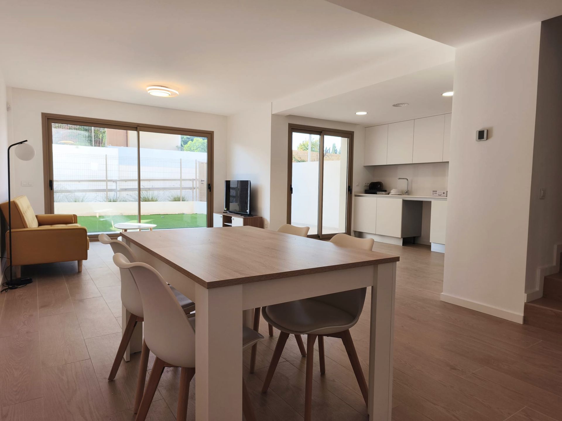 Menjador de Casa adosada de lloguer en Alicante / Alacant amb Aire condicionat, Calefacció i Jardí privat