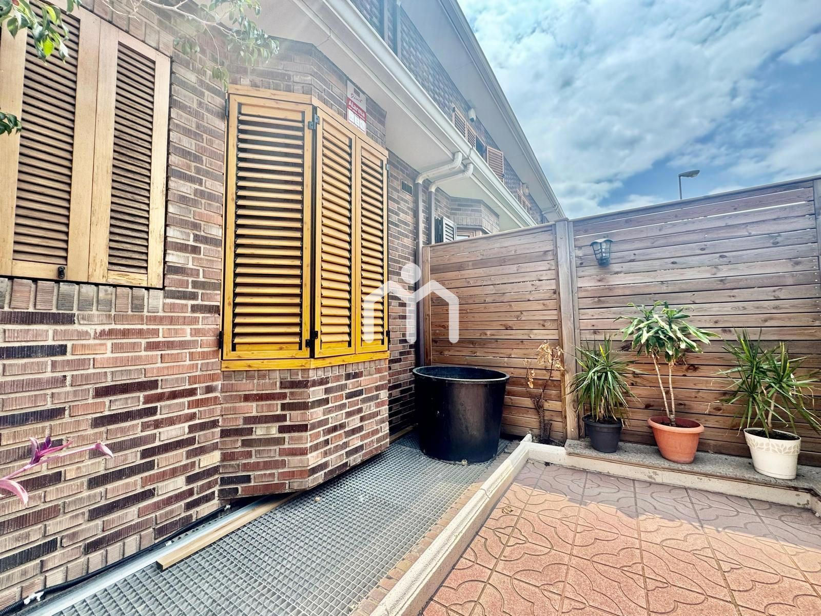 Vista exterior de Casa o xalet en venda en Badalona amb Aire condicionat, Calefacció i Jardí privat