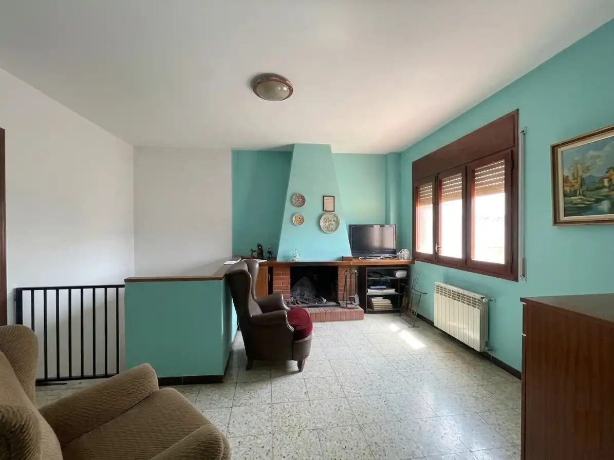 Sala d'estar de Casa adosada en venda en Les Avellanes i Santa Linya amb Calefacció, Terrassa i Moblat