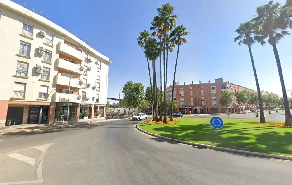 Vista exterior de Pis de lloguer en Dos Hermanas amb Aire condicionat, Piscina i Moblat