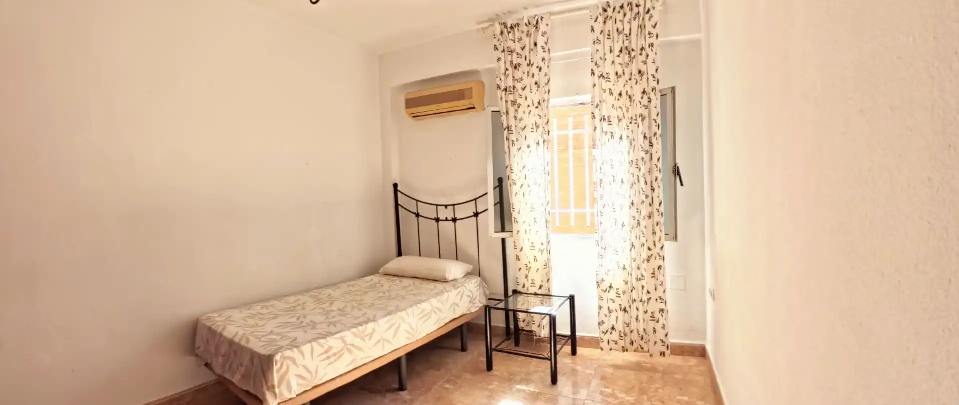 Bedroom of Flat for sale in Sevilla  with Air Conditioner, Furnished and Balcony