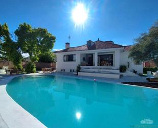Vista exterior de Casa o xalet en venda en Villanueva de la Cañada amb Calefacció, Jardí privat i Terrassa