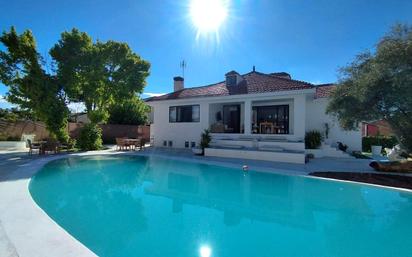 Vista exterior de Casa o xalet en venda en Villanueva de la Cañada amb Calefacció, Jardí privat i Terrassa