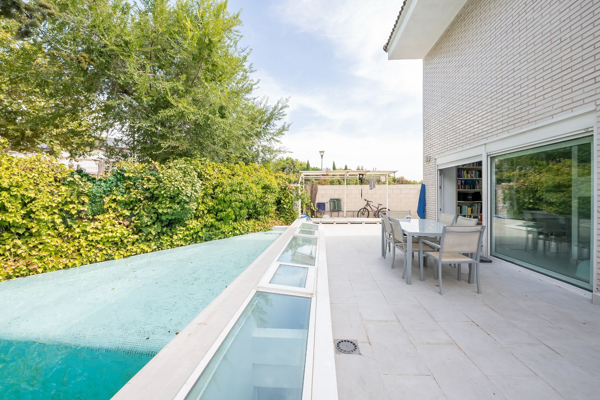 Piscina de Casa adosada en venda en Pozuelo de Alarcón amb Aire condicionat, Calefacció i Jardí privat