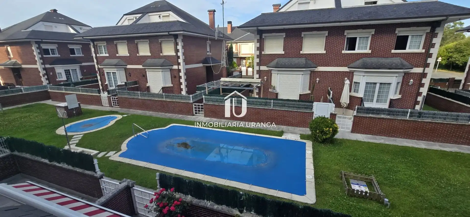 Piscina de Casa o chalet en venta en Laredo con Calefacción, Terraza y Amueblado