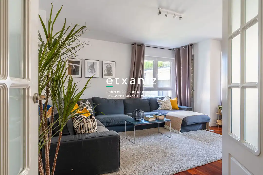 Sala d'estar de Pis en venda en Donostia - San Sebastián  amb Calefacció i Terrassa