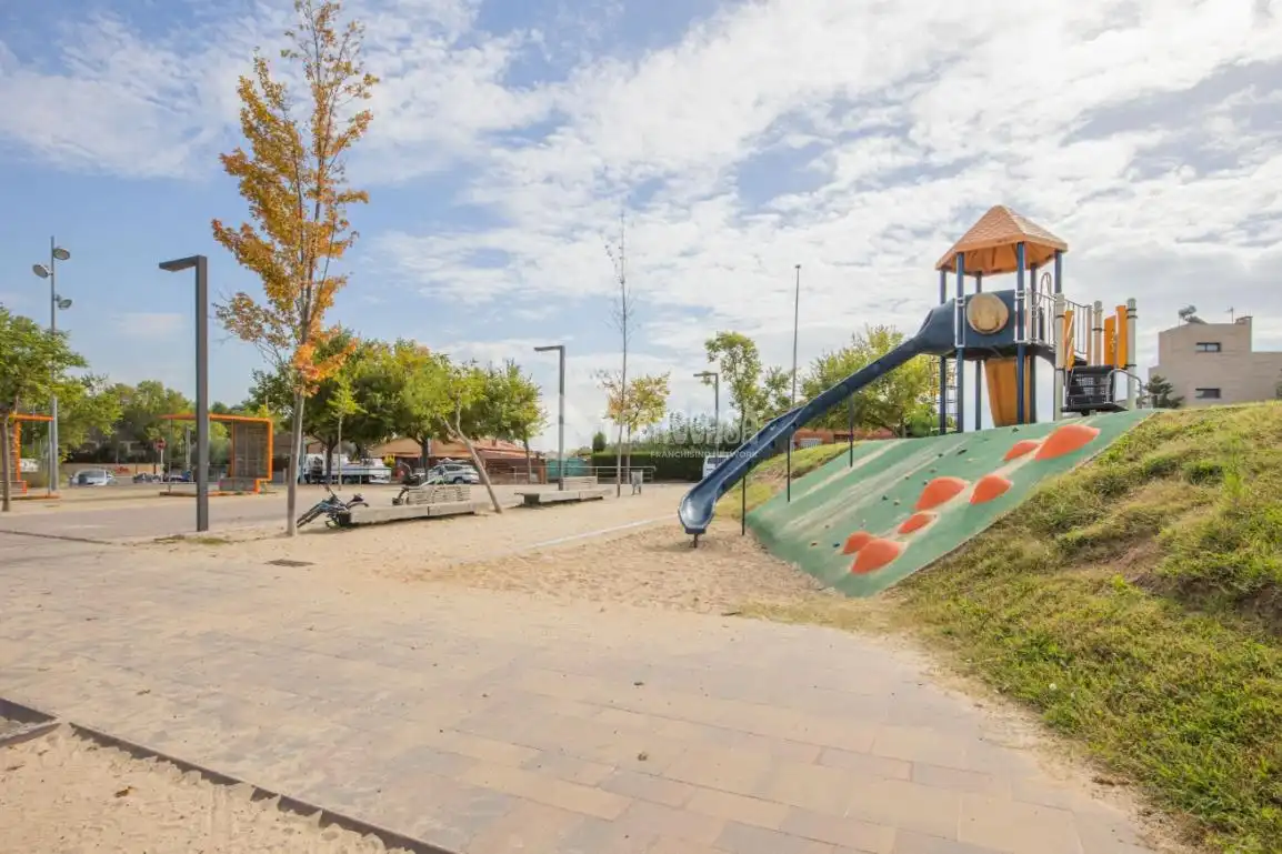 Vista exterior de Casa o xalet en venda en Rubí amb Aire condicionat i Terrassa