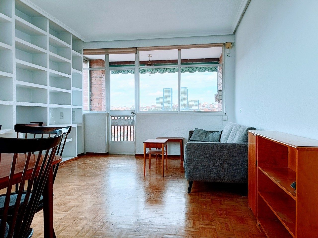 Sala d'estar de Pis de lloguer en  Madrid Capital amb Parquet, Terrassa i Moblat