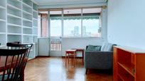 Sala d'estar de Pis de lloguer en  Madrid Capital amb Parquet, Terrassa i Moblat