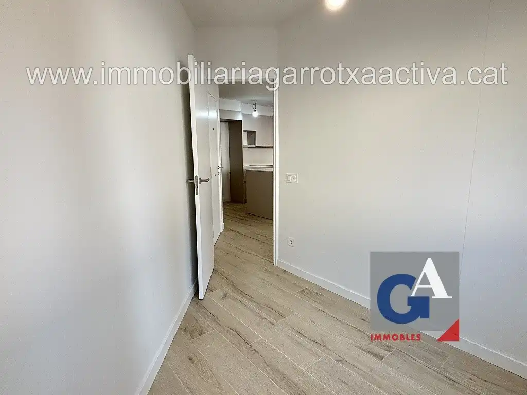 Habitación de Piso en venta en Olot con Calefacción, Terraza y Balcón