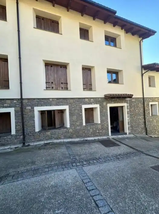 Vista exterior de Casa o xalet en venda en El Pont de Suert amb Parquet