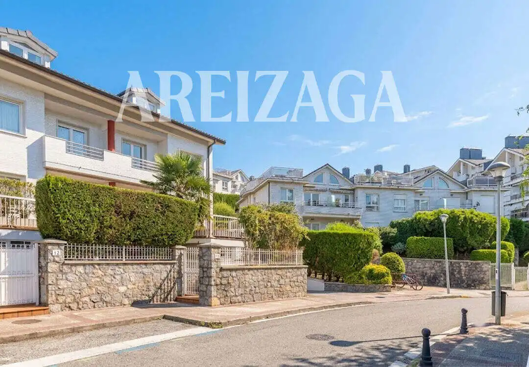 Vista exterior de Casa o xalet en venda en Donostia - San Sebastián  amb Calefacció, Jardí privat i Terrassa