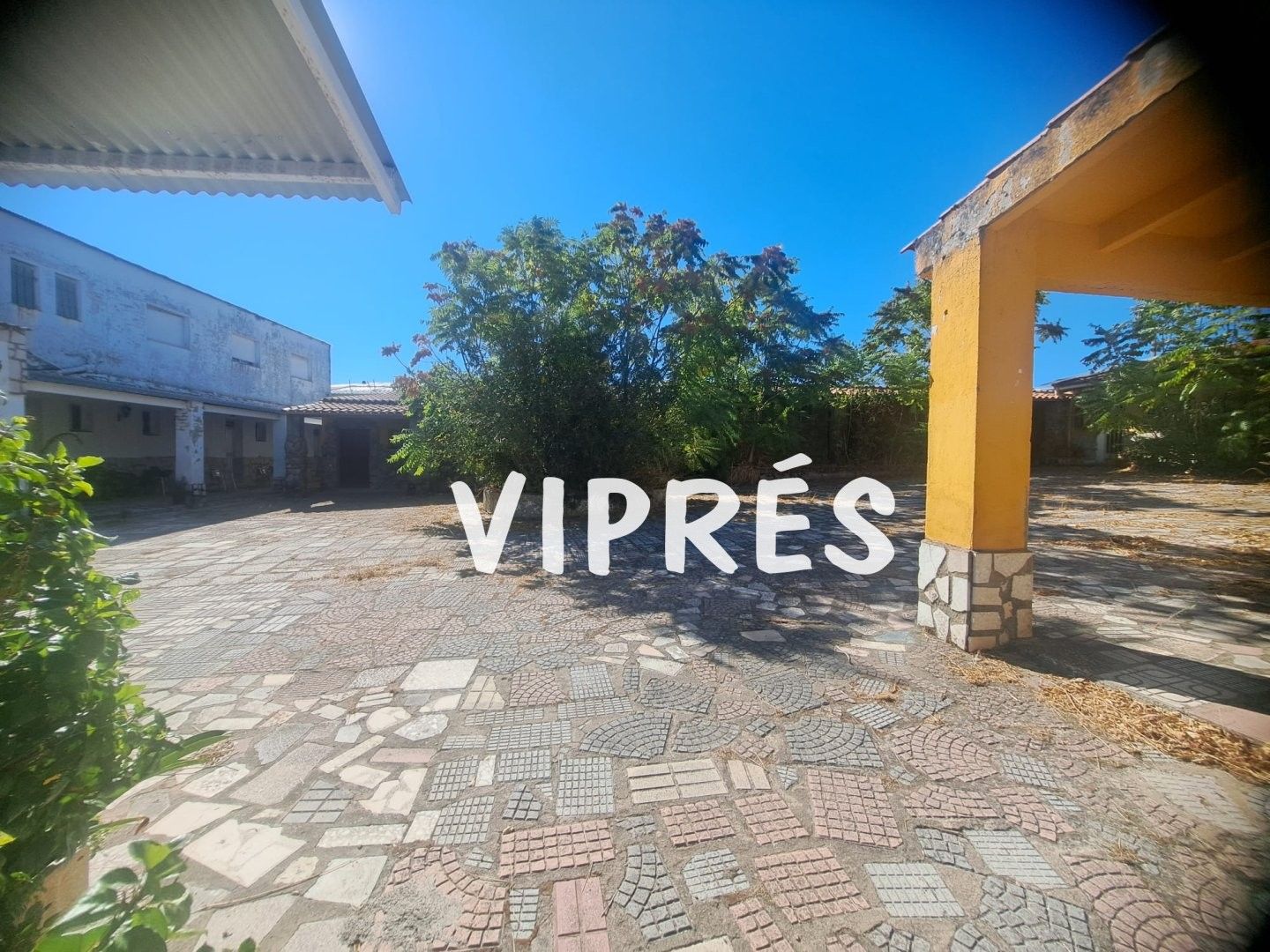 Vista exterior de Edifici en venda en Casar de Cáceres