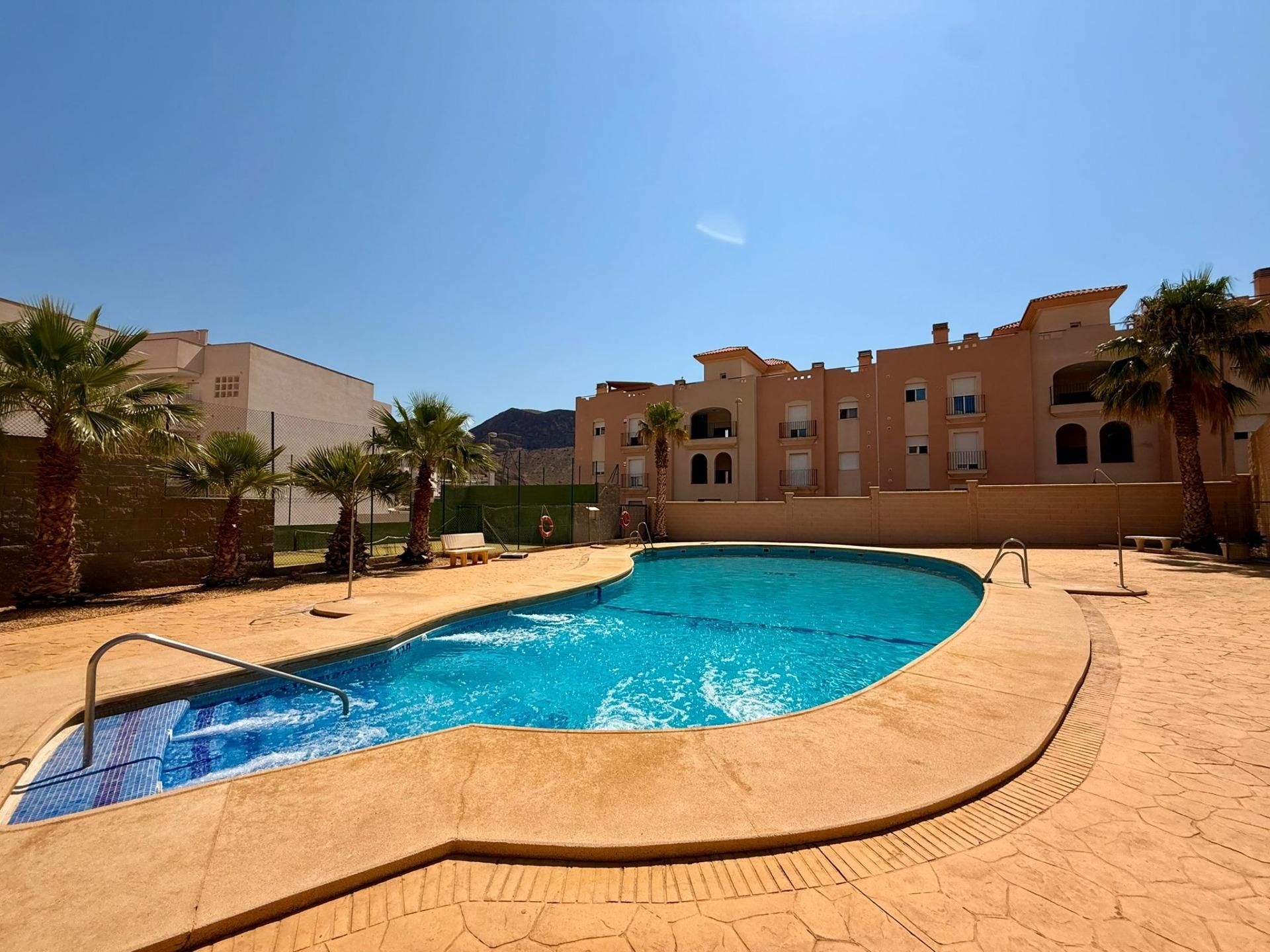 Piscina de Pis en venda en Roquetas de Mar amb Aire condicionat, Terrassa i Piscina comunitària