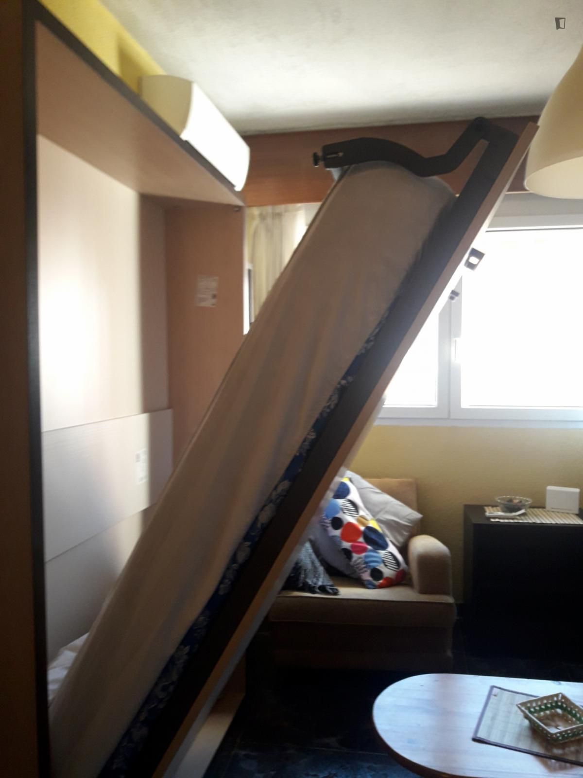 Habitación de Estudio de alquiler en  Madrid Capital con Aire acondicionado, Calefacción y Amueblado