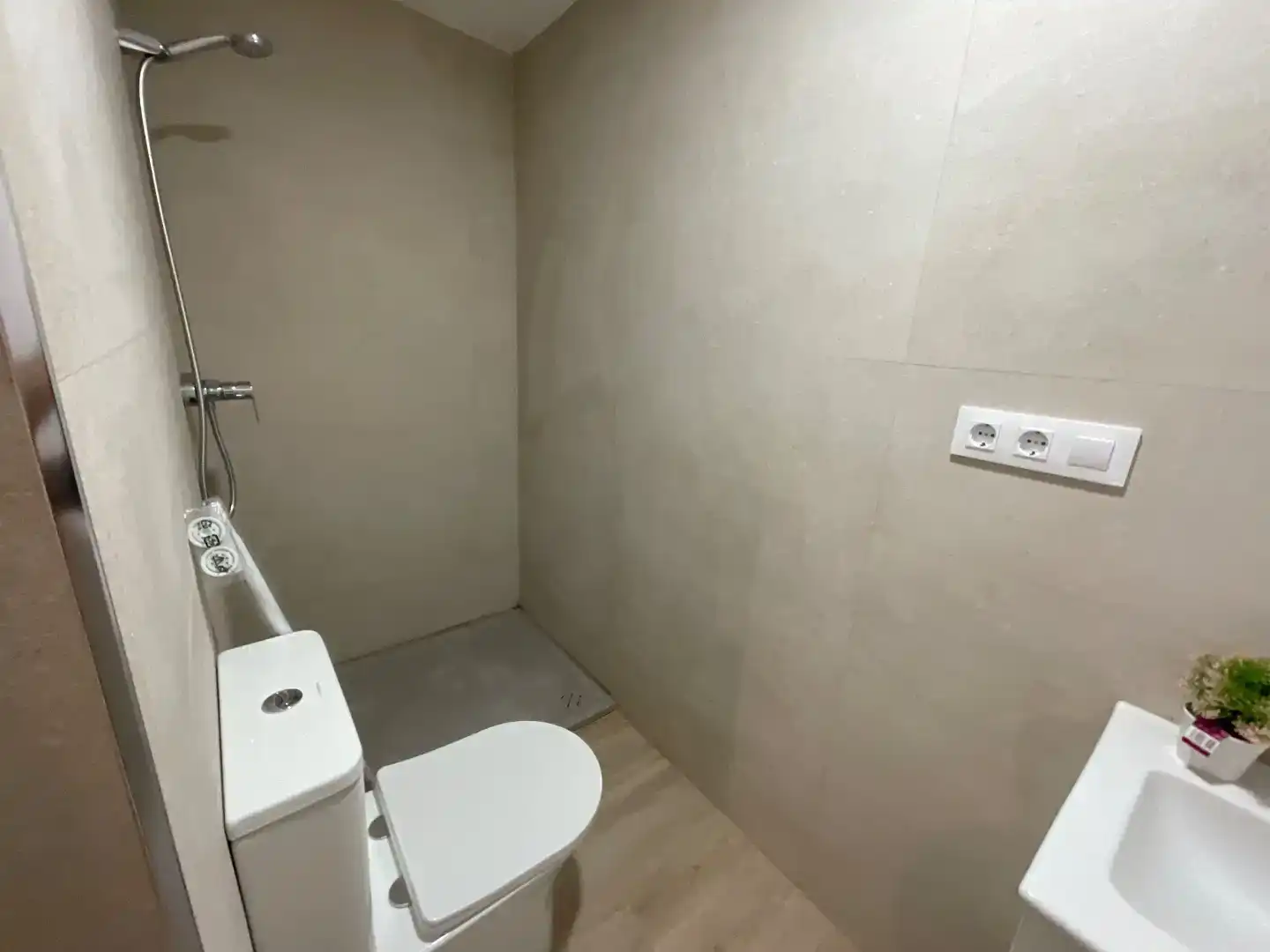 Bathroom of Flat for share in Armilla  with Parquet flooring, Swimming Pool and Furnished