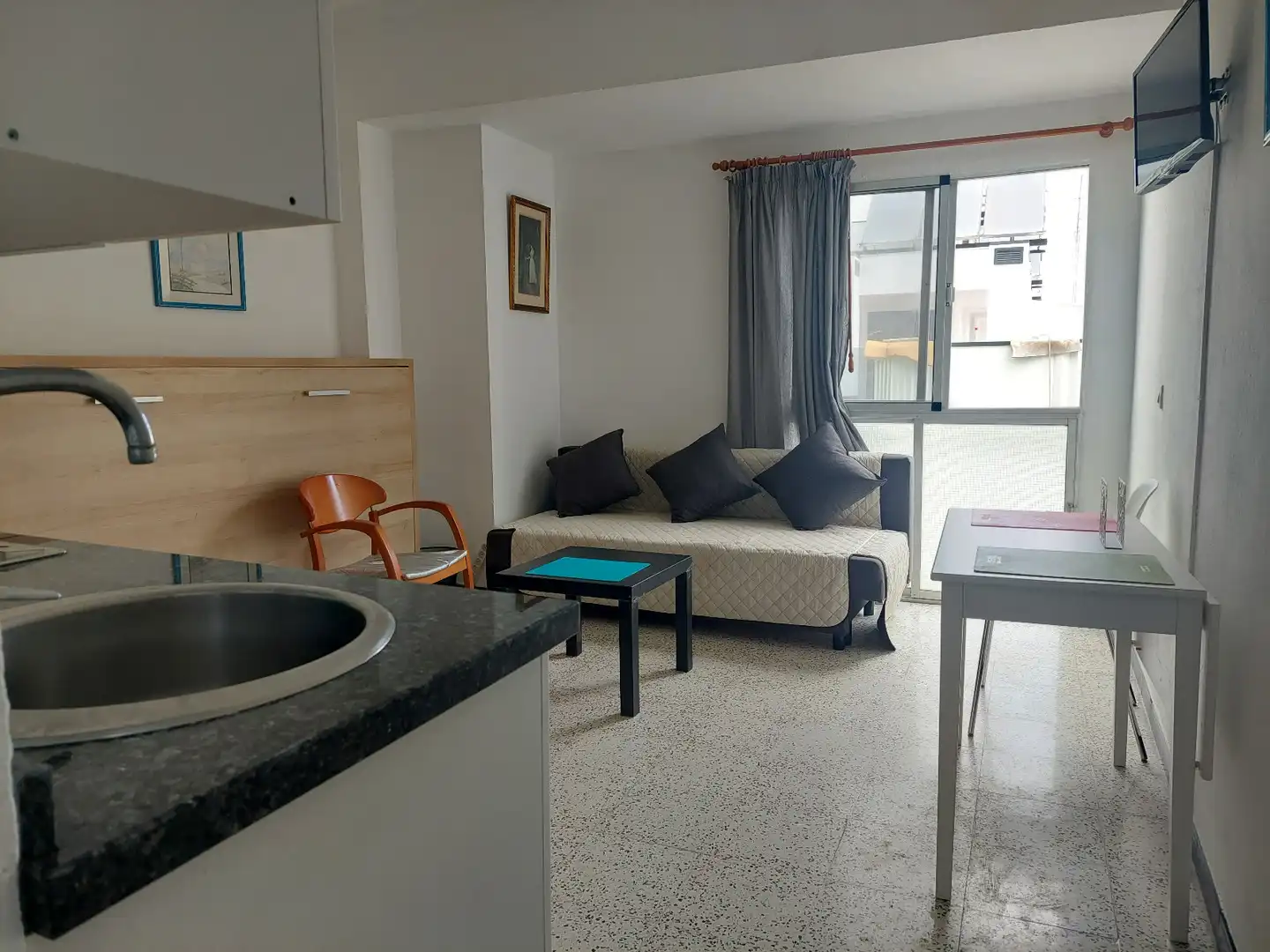 Sala de estar de Estudio de alquiler en Las Palmas de Gran Canaria con Amueblado, Lavadora y Microondas