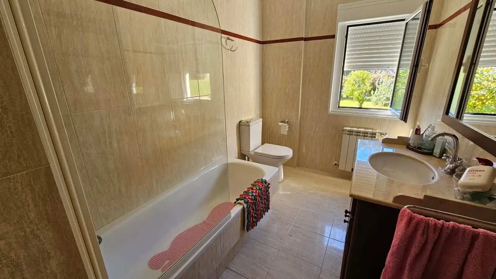 Bany de Casa o xalet de lloguer en Oleiros amb Calefacció