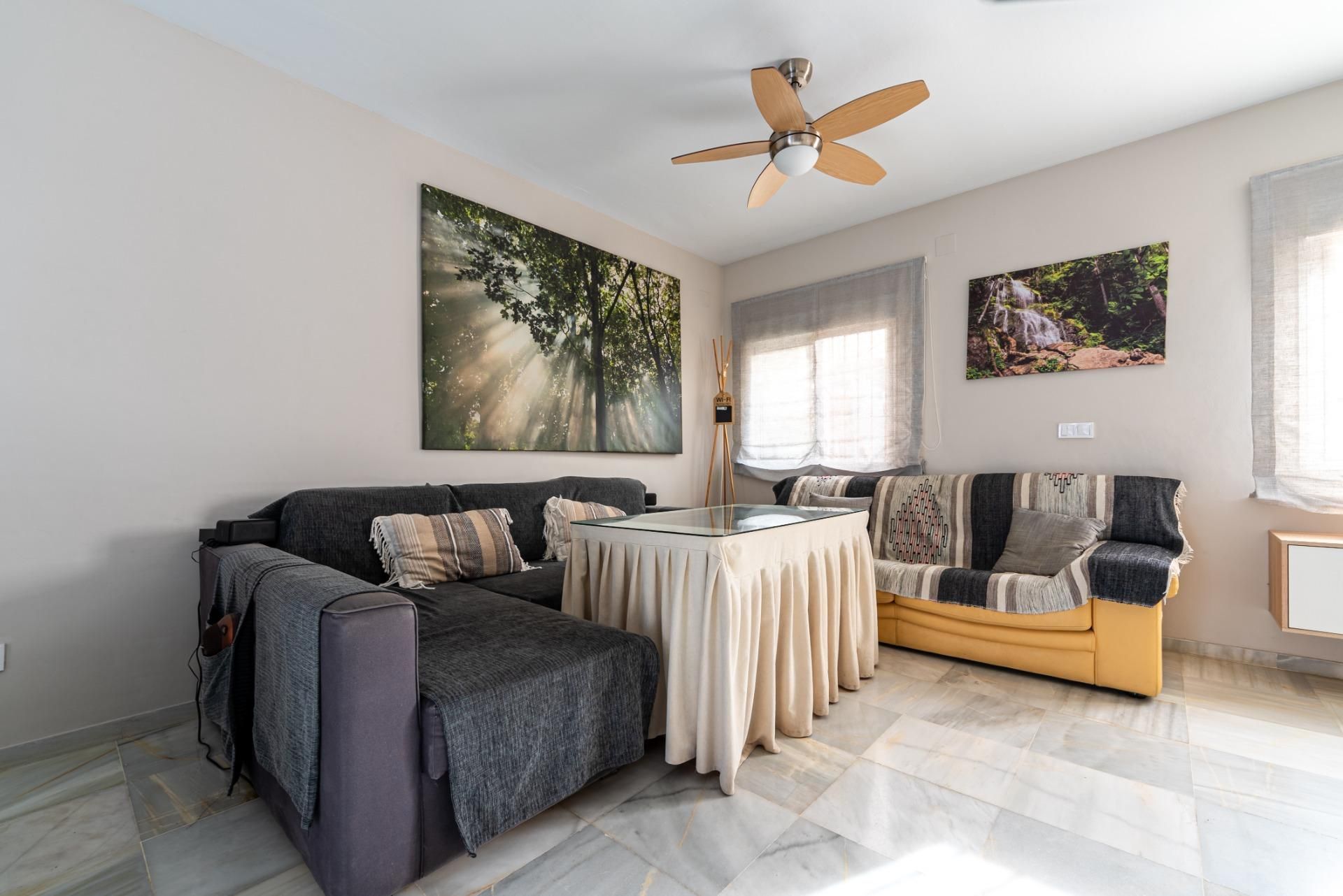 Sala d'estar de Casa adosada en venda en Dos Hermanas amb Aire condicionat, Jardí privat i Terrassa