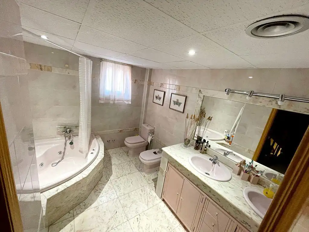 Baño de Casa adosada en venta en Tarancón con Aire acondicionado y Calefacción