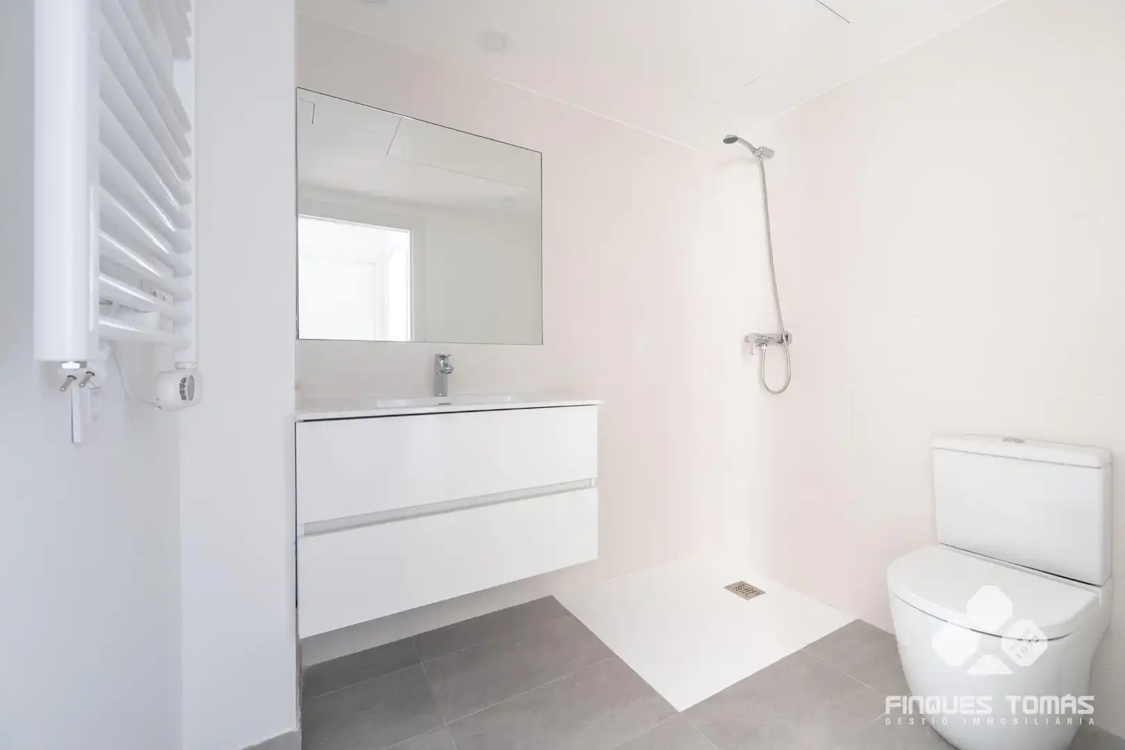 Bany de Pis en venda en Cubelles amb Terrassa, Balcó i Piscina comunitària