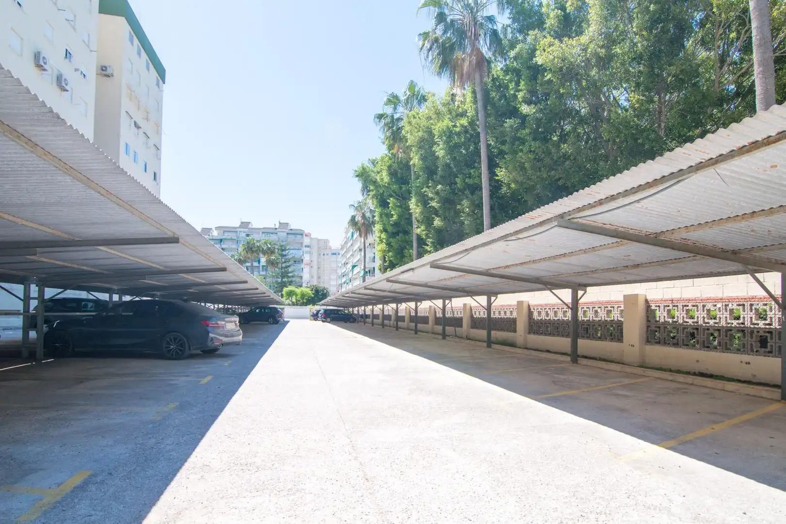 Parkplatz von Wohnungen zum Verkauf in Gandia mit Klimaanlage, Privatgarten und Terrasse