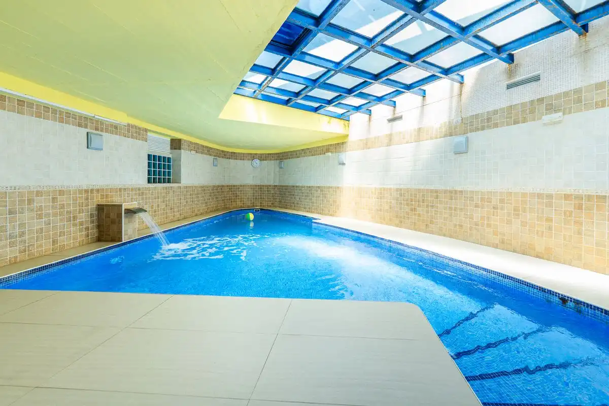 Piscina de Casa adosada en venda en Madrid amb Aire condicionat, Calefacció i Jardí privat