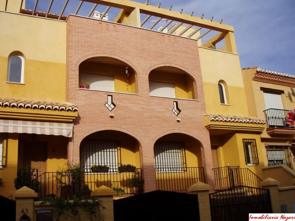 Adossat amb terrassa de lloguer a Calle COLOMBIA