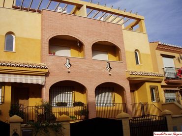 Casa a schiera con balcone in affitto a Calle COLOMBIA 45