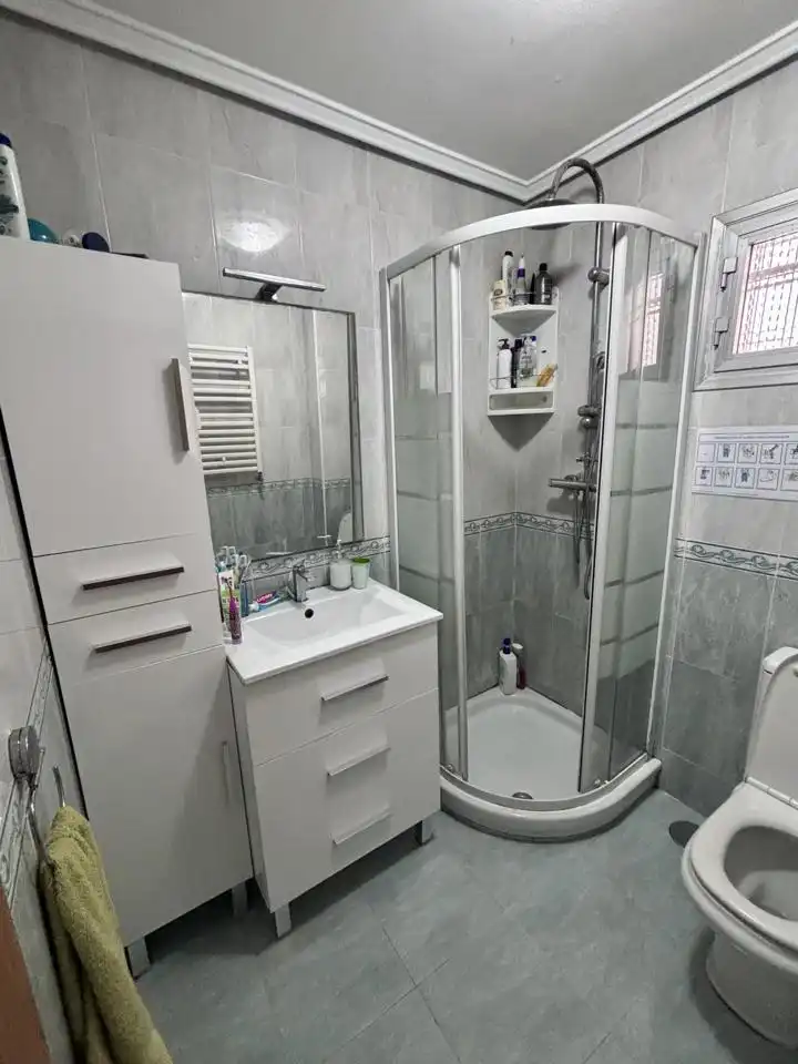 Badezimmer von Wohnung zum Verkauf in Madrid mit Klimaanlage, Heizung und Parkett