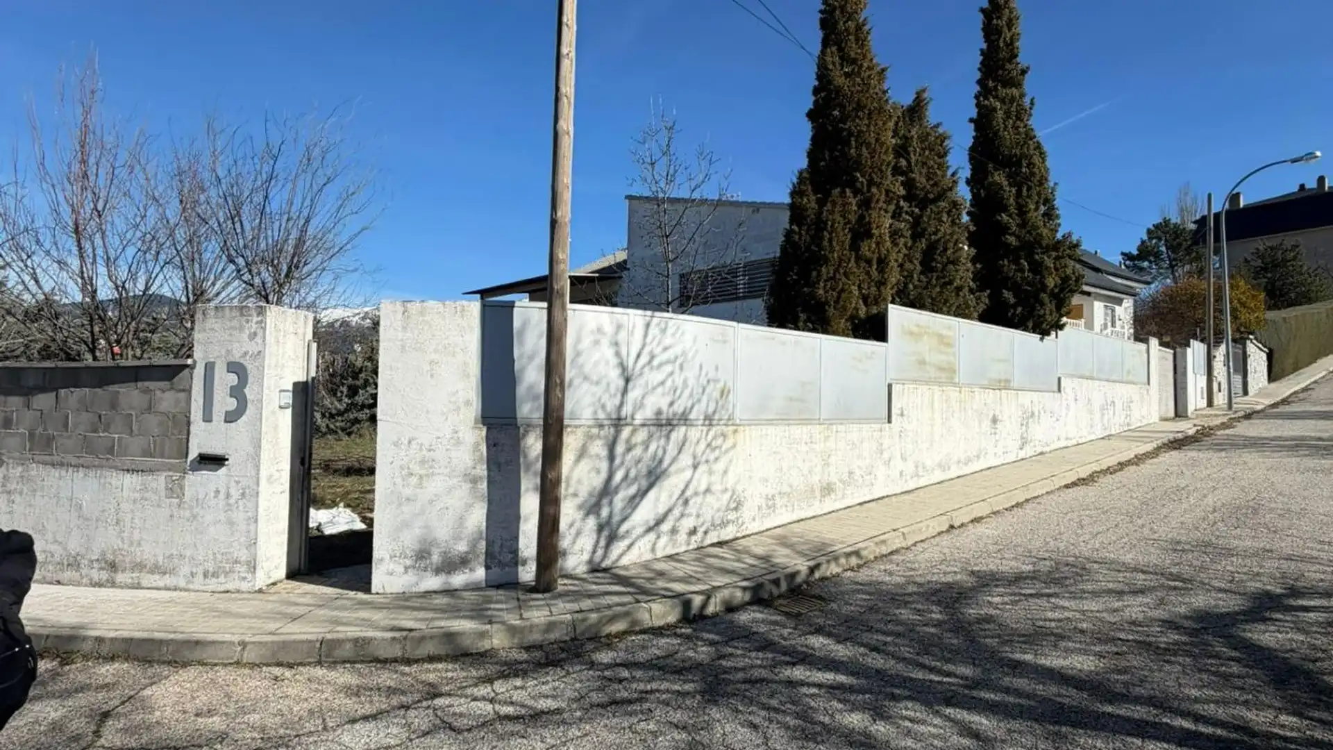 Außenansicht von Einfamilien-Reihenhaus zum Verkauf in Becerril de la Sierra mit Privatgarten und Terrasse