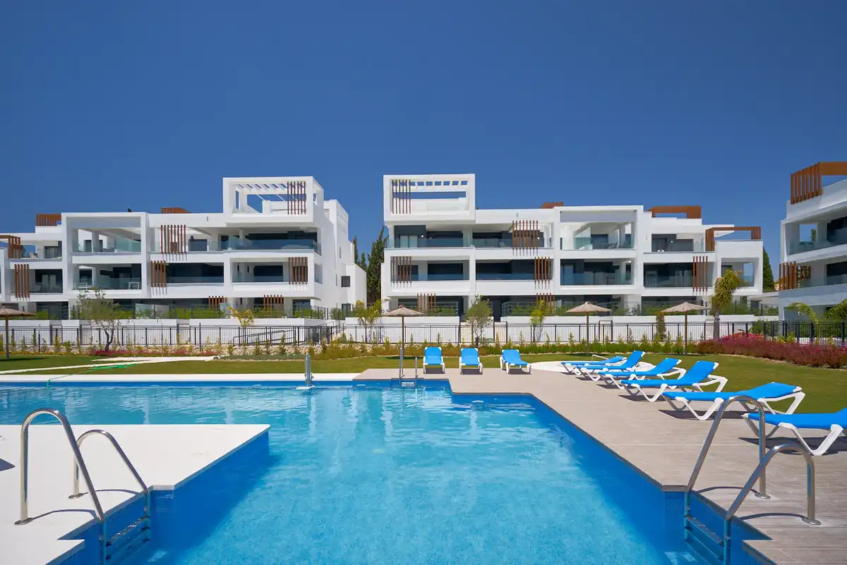 Vista exterior de Planta baixa en venda en Estepona amb Aire condicionat, Jardí privat i Terrassa