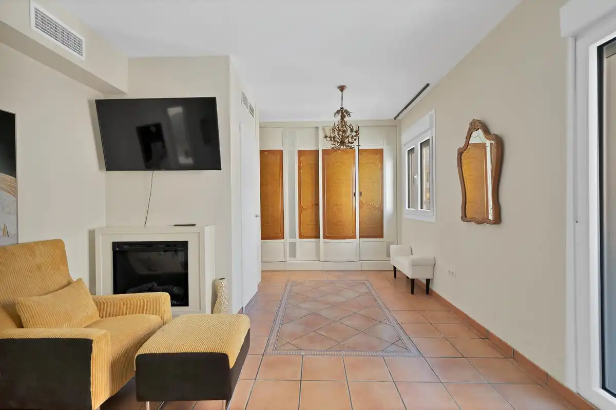 Sala de estar de Casa adosada en venta en Fuengirola con Aire acondicionado, Calefacción y Jardín privado
