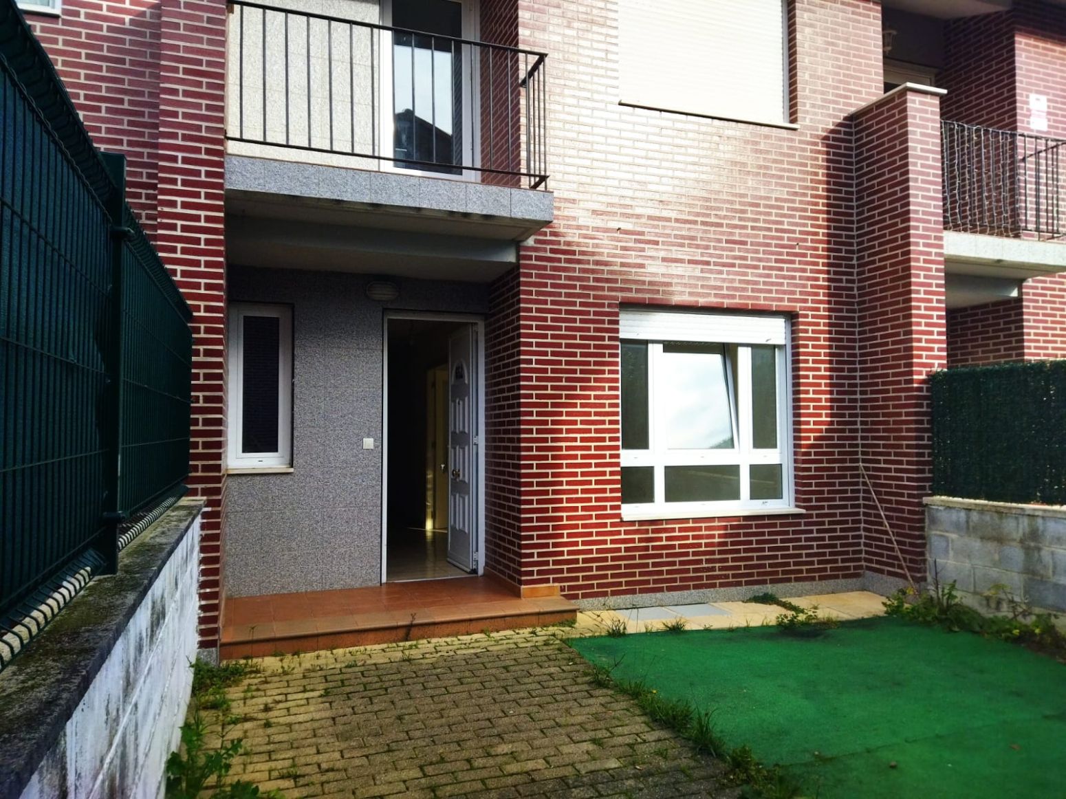 Vista exterior de Casa adosada de lloguer en San Felices de Buelna amb Calefacció, Jardí privat i Parquet