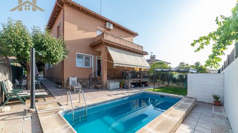 CHALET INDEPENDIENTE CON PISCINA PRIVADA EN CARRANQUE HOGARES EL ÁLAMO