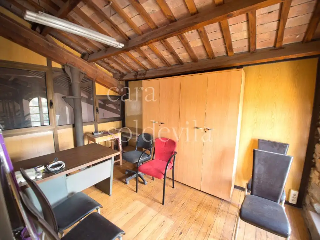 Office for rent in Vic