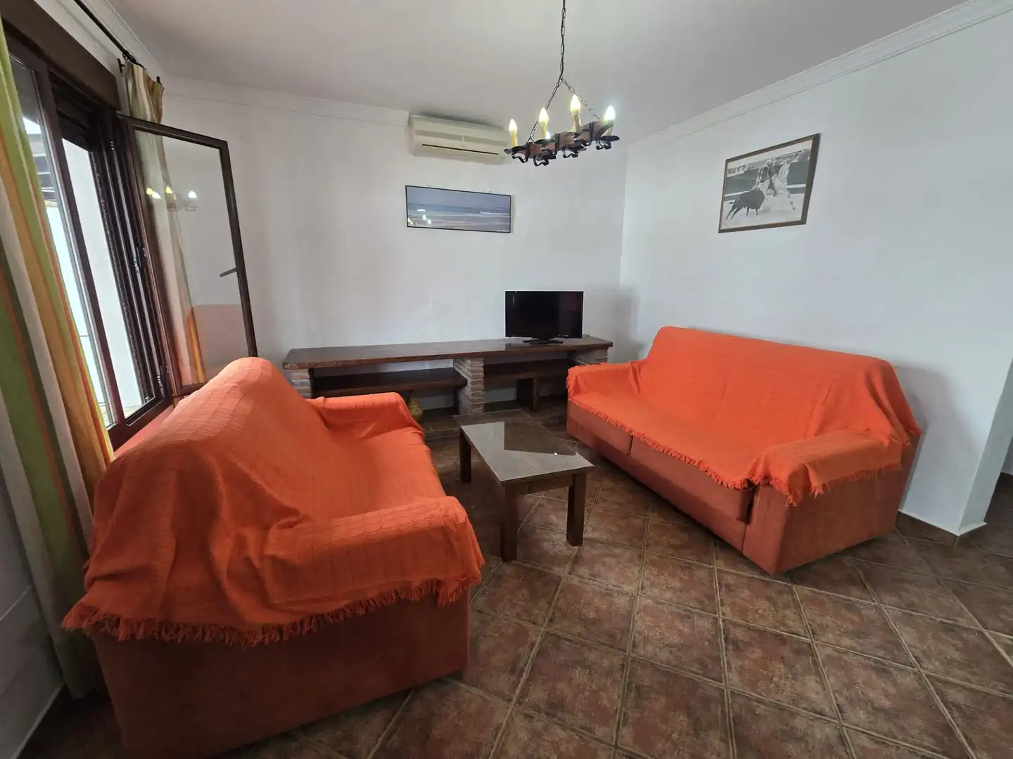 Sala d'estar de Casa adosada de lloguer en Conil de la Frontera amb Aire condicionat, Calefacció i Jardí privat