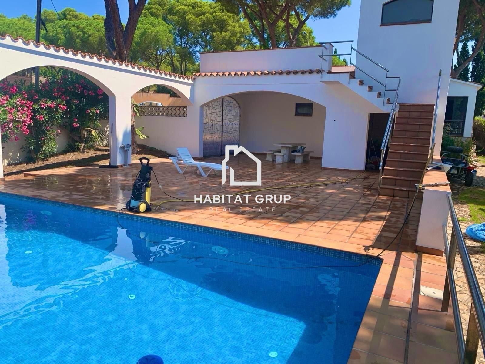 Piscina de Casa o xalet en venda en L'Escala amb Aire condicionat, Calefacció i Jardí privat