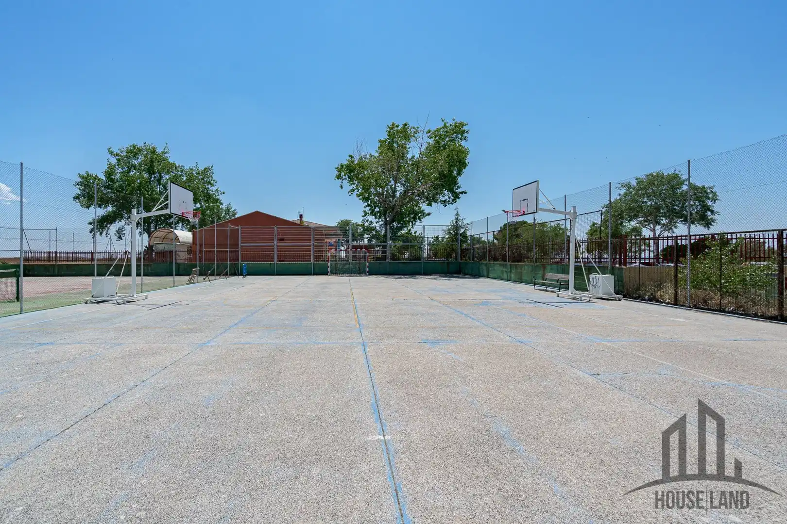 Aparcament de Casa adosada en venda en Algete amb Calefacció, Traster i Piscina comunitària