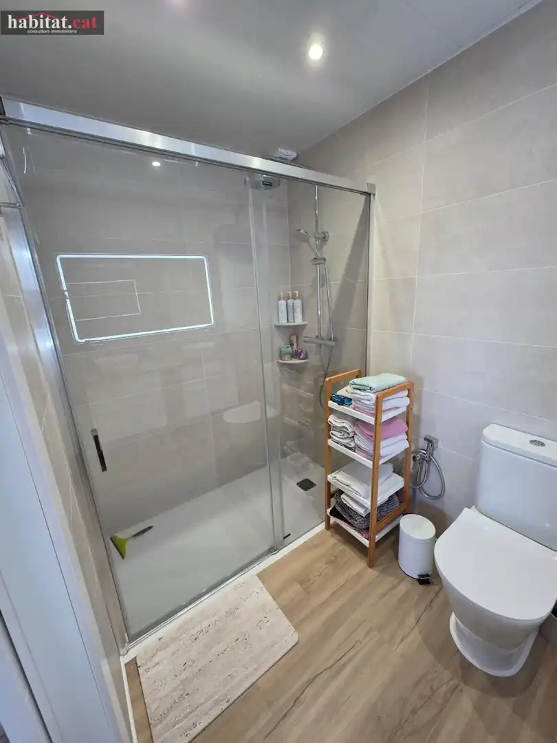 Baño de Casa adosada en venta en Vilanova i la Geltrú con Aire acondicionado, Calefacción y Parquet