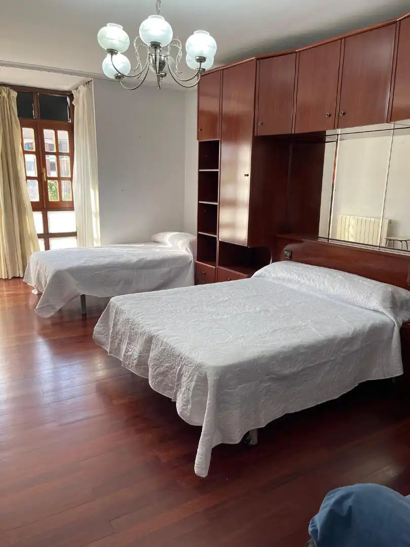 Schlafzimmer von Wohnung zur Miete in Valle de Mena mit Heizung, Parkett und Möbliert