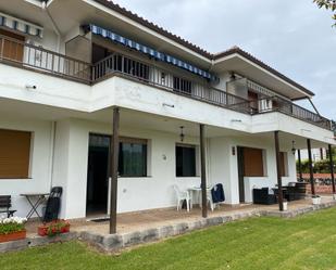 Vista exterior de Casa adosada en venda en Villaviciosa amb Terrassa
