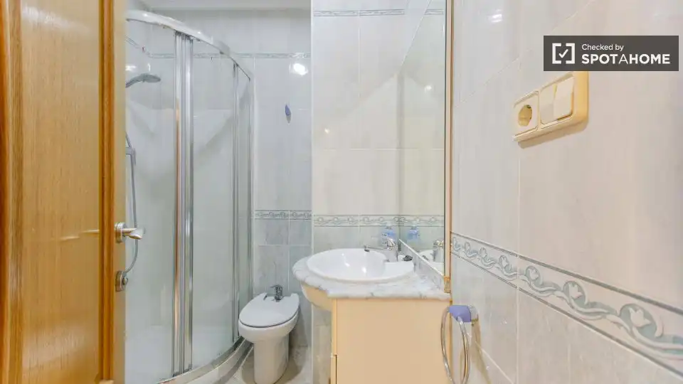 Baño de Apartamento para compartir en Valencia con Aire acondicionado, Calefacción y Terraza