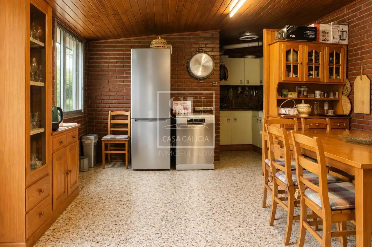 Cuina de Casa o xalet en venda en Nigrán amb Calefacció, Jardí privat i Terrassa