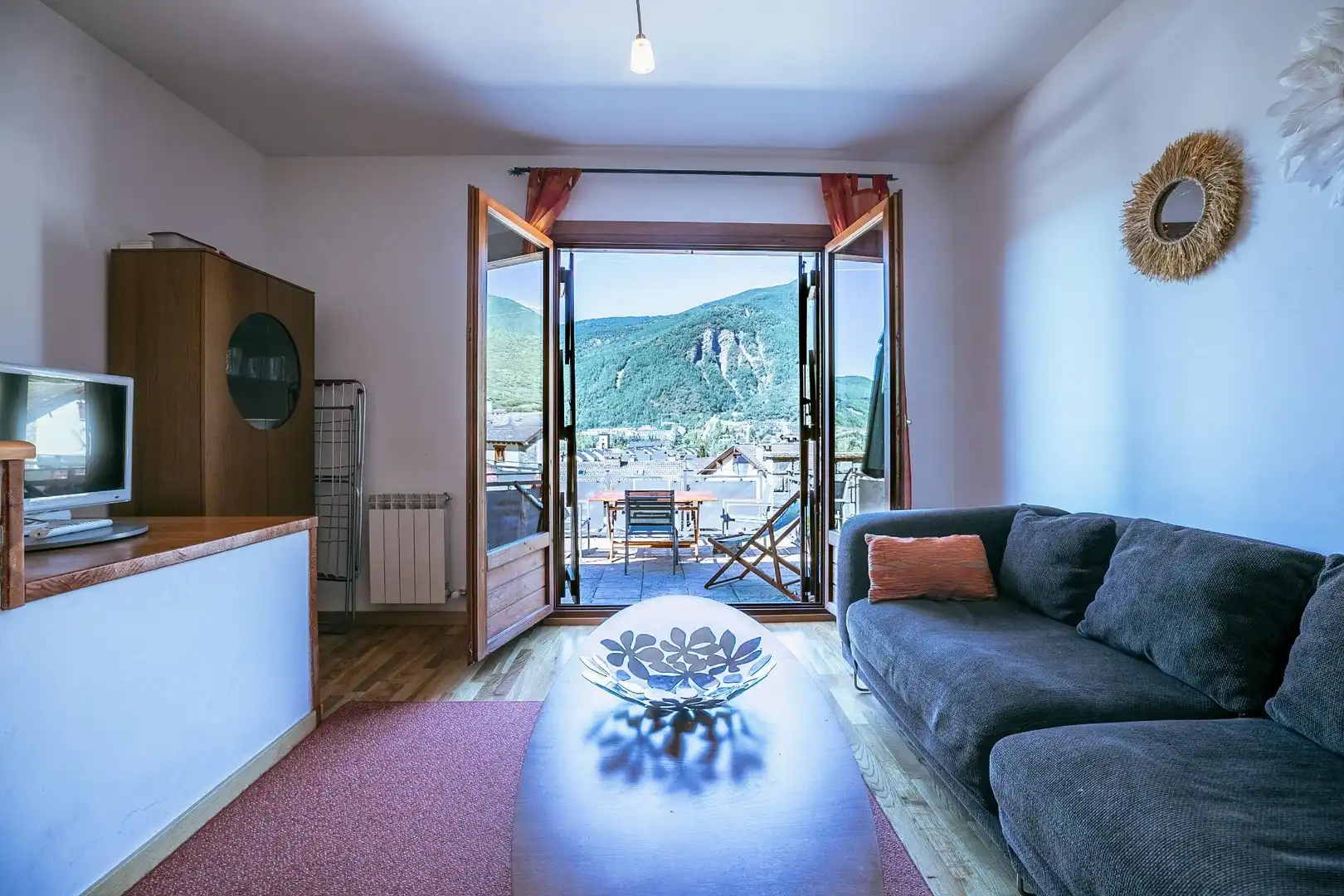 Sala d'estar de Casa adosada en venda en Villanúa amb Calefacció, Jardí privat i Parquet