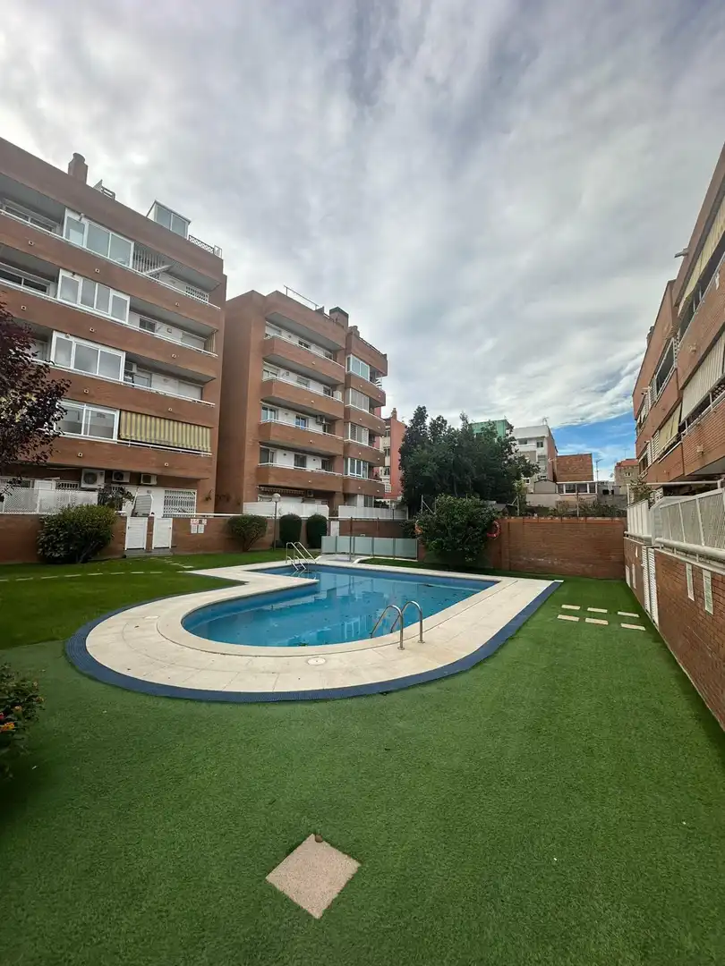 Piscina de Piso en venta en Cornellà de Llobregat con Calefacción, Jardín privado y Balcón