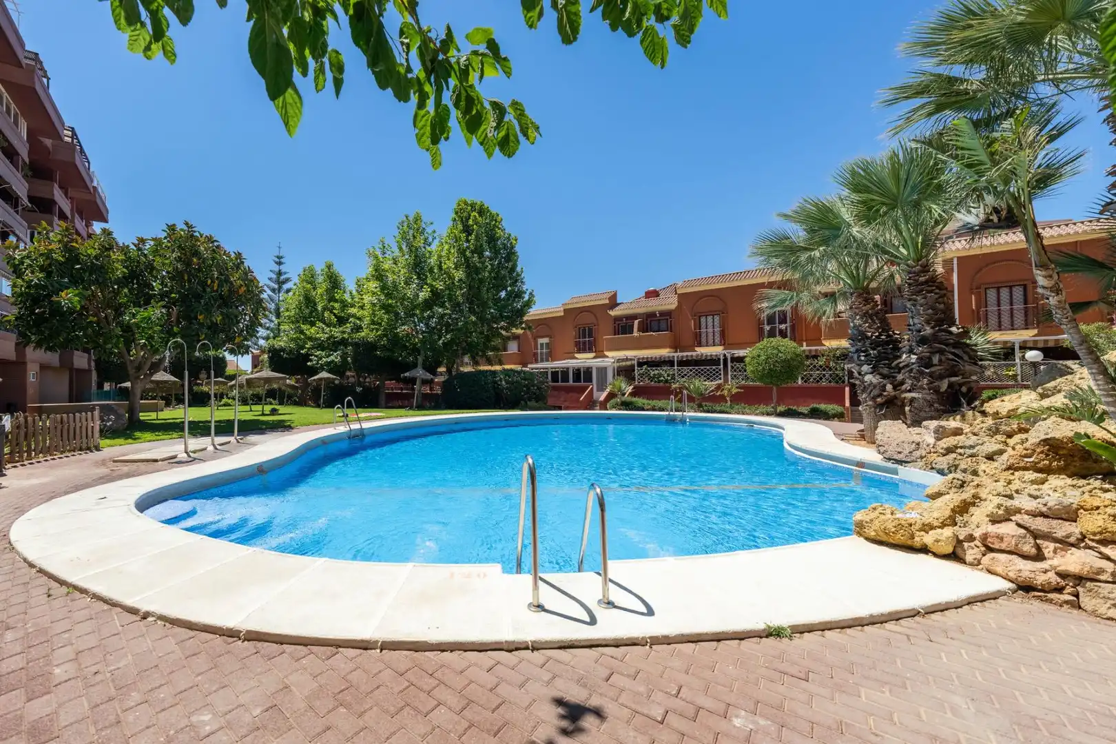 Piscina de Ático de alquiler en Almería con Aire acondicionado, Calefacción y Jardín privado